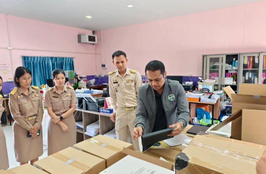 💥คณะกรรมการตรวจรับและให้แนวทางการใช้อุปกรณ์การเรียนการสอนสำหรับครูและนักเรียนภายใต้โครงการส่งเสริมกา&hellip;