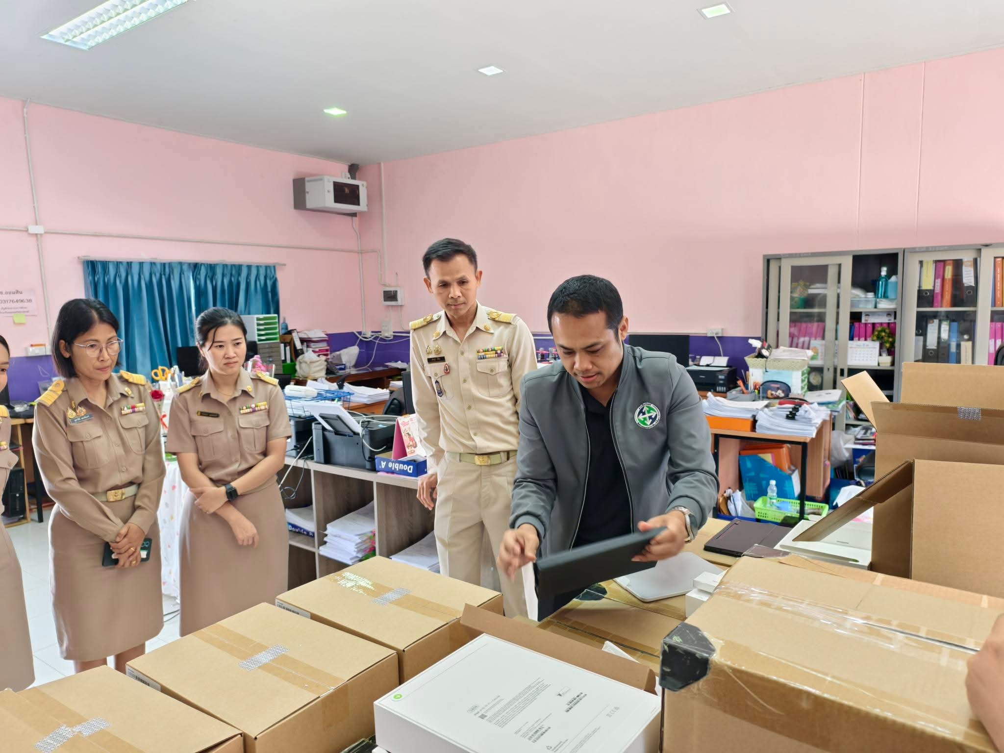 💥คณะกรรมการตรวจรับและให้แนวทางการใช้อุปกรณ์การเรียนการสอนสำหรับครูและนักเรียนภายใต้โครงการส่งเสริมการเรียนรู้ขั้นพื้นฐานทุกที่ทุกเวลา🏫 โรงเรียนชุมพลวิทยาสรรค์🗓 23 กุมภาพันธ์ 2569